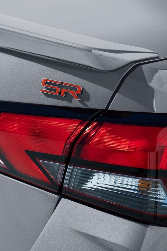 versa-SR-aleron-trasero-insignia-d.jpg.ximg.l_12_h.smart