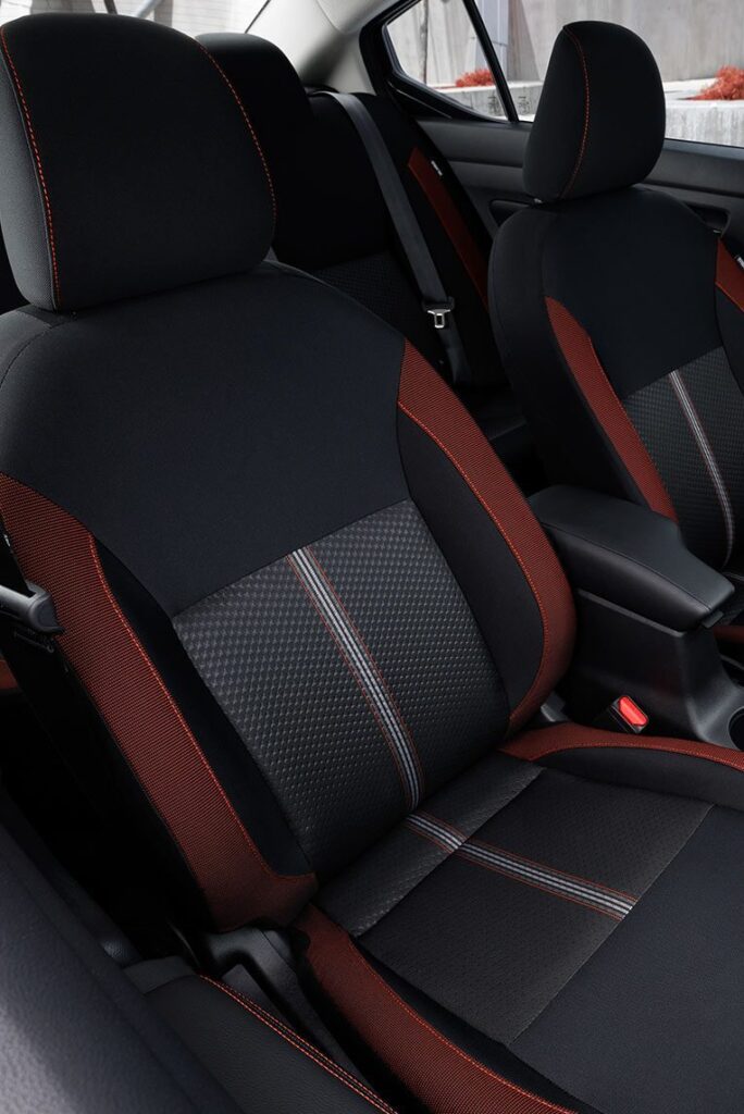 versa-SR-asientos-tela-costuras-rojas-d.jpg.ximg.l_12_h.smart