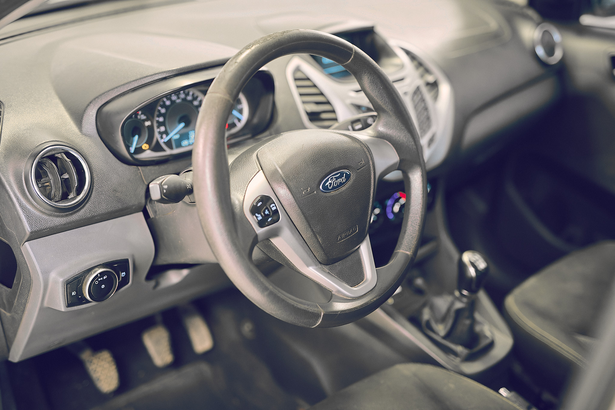 FORD KA 1.5 SEL GRIS PLATA AA654HH 2016 125.000 KM (3)