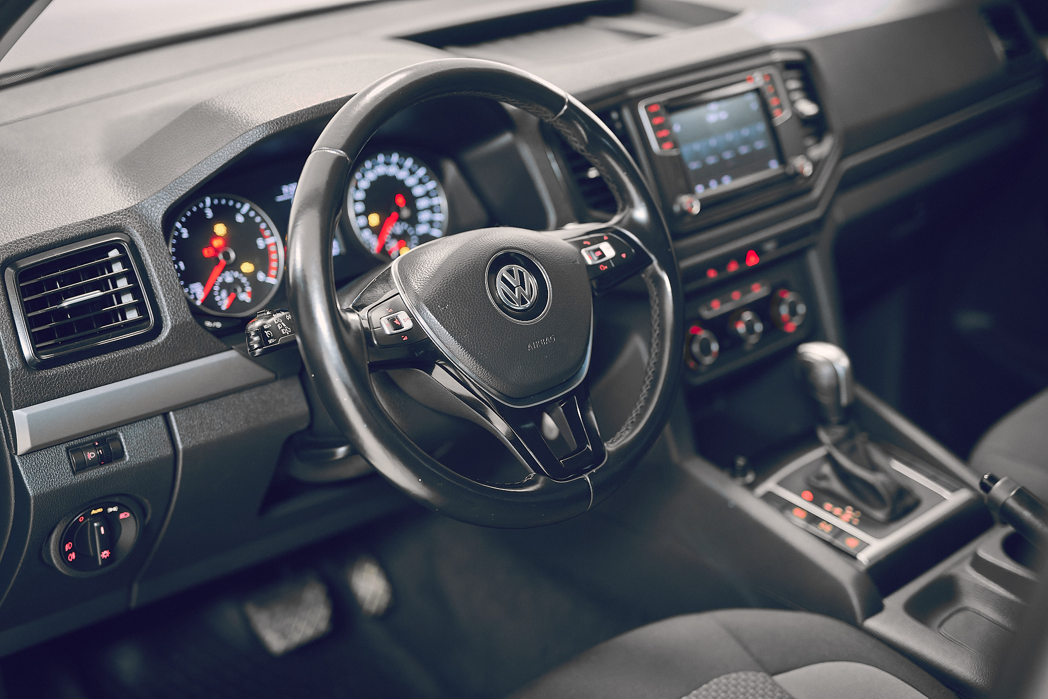 VOLKSWAGEN AMAROK COMFORTLINE CD V6 AT 4X4 GRIS OSCURO AE043EO 2021 94.300 KM (3)