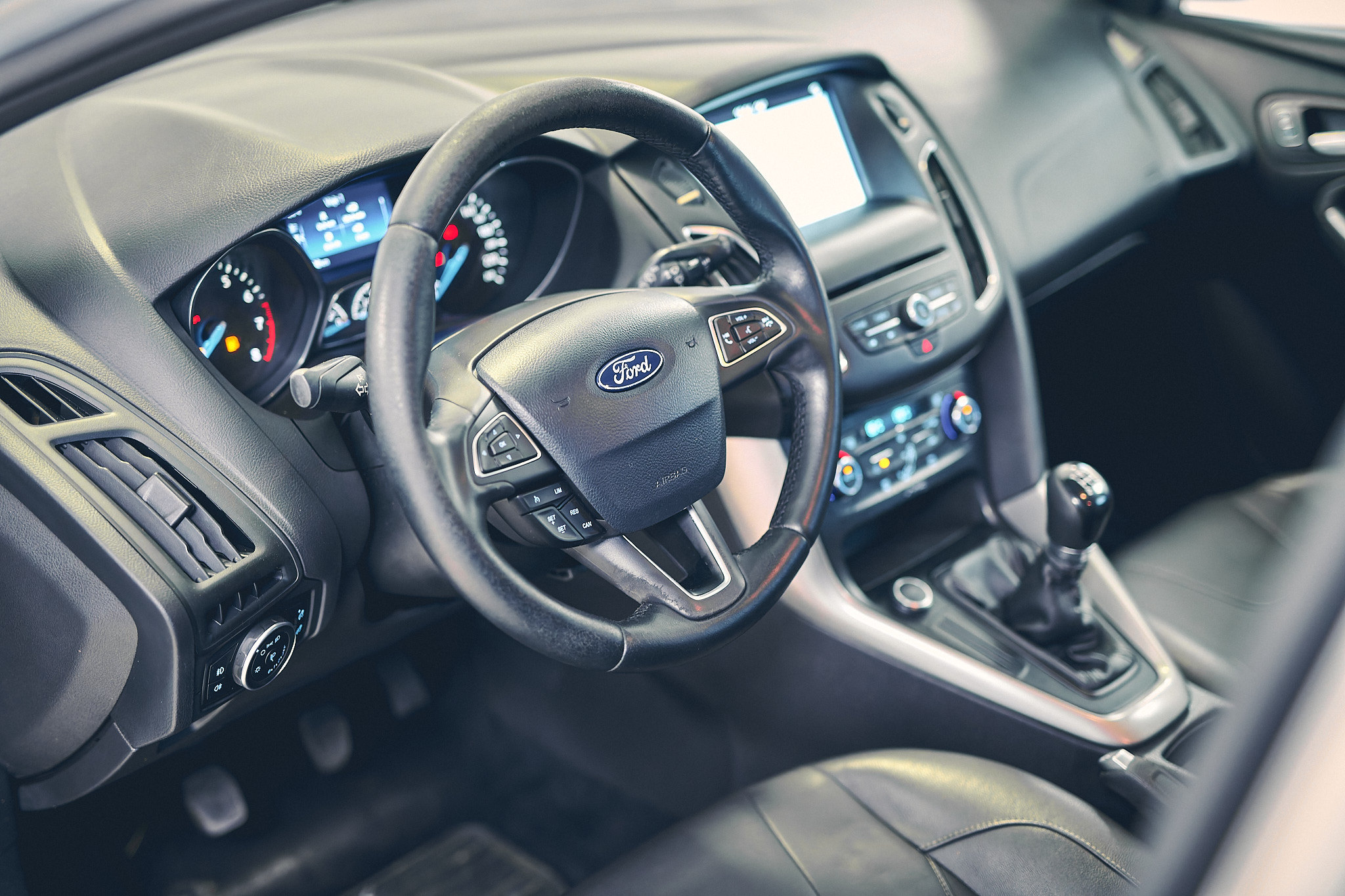 FORD FOCUS 5P 2.0 MT SE BLANCO 2018 AC209PN 68.335 KM (3)