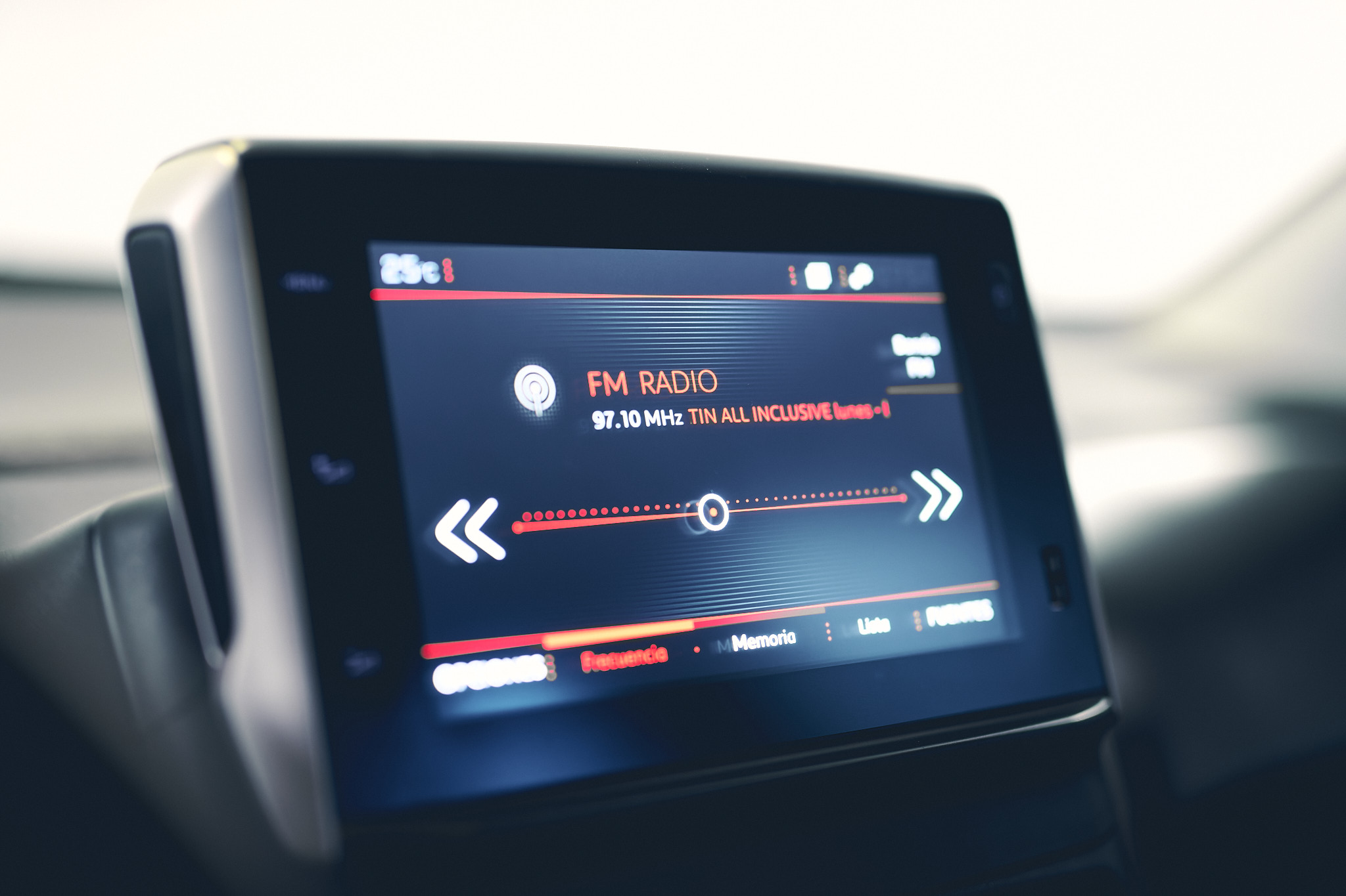 PEUGEOT 2008 FELINE 1.6 TIPTRONIC BLANCO AF230SR 2022 37.295 KM (2)